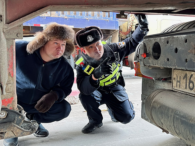 關躍超對國際貨車進行車體檢查