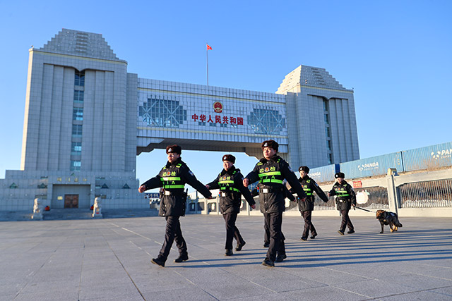 民警對國門管理區進行巡查