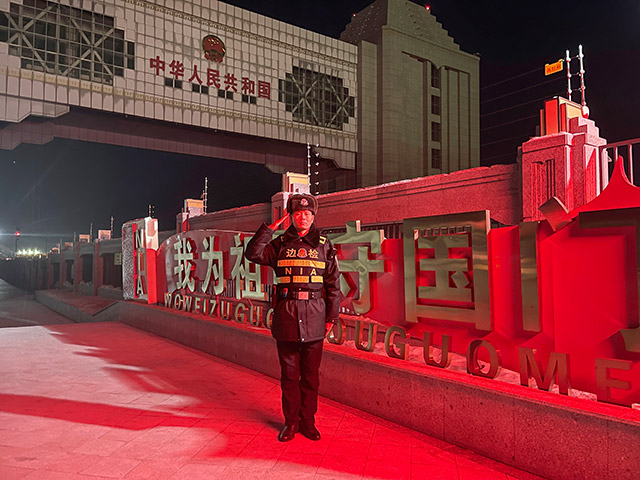 王利利在國門下堅守