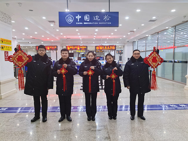 查驗結束后白奉波(右一)與同事們合影