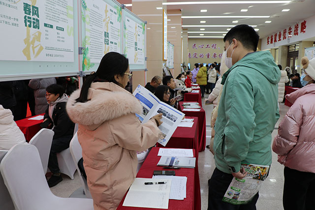 工作人員向求職者介紹公司基本情況。周潤攝