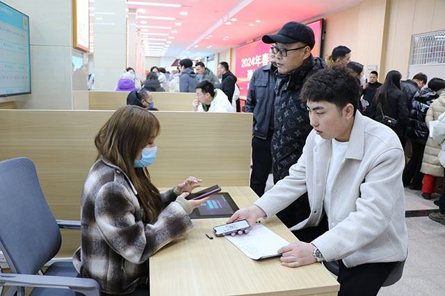 求職者與企業(yè)招聘工作人員互相添加聯(lián)系方式。周潤攝