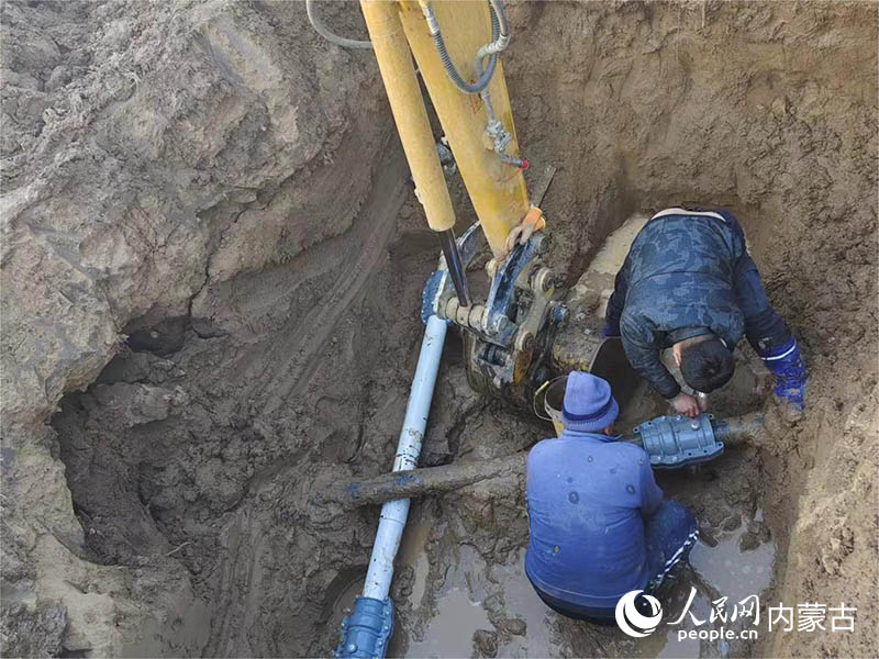 工作人員進行管道排查維修。中共托克托縣委員會辦公室供圖