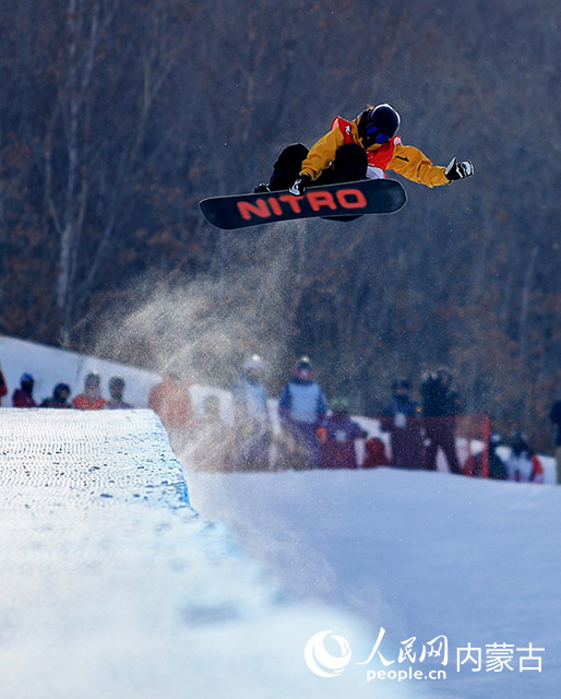 2月17日,在單板滑雪公開組女子U型場地技巧決賽上,黑龍江選手蔡雪桐在決賽中以85.75分的成績奪得冠軍。李峰攝