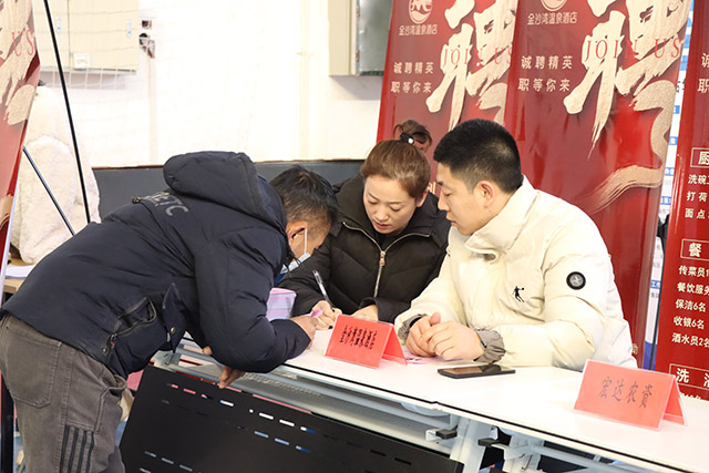 求職者與企業工作人員溝通了解崗位情況。包哈斯塔娜攝