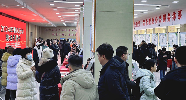 通遼“春風行動”新春首場招聘活動現場。王瑩攝