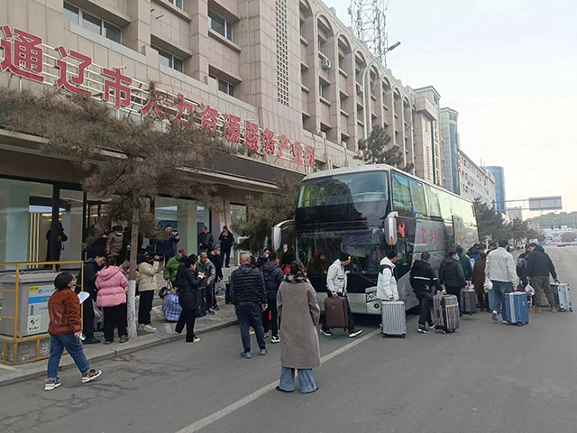 農民工乘坐免費專車踏上返崗之路。王彬攝