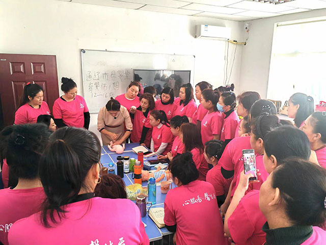 育嬰師培訓課上講師演示嬰兒撫觸。侯兵攝