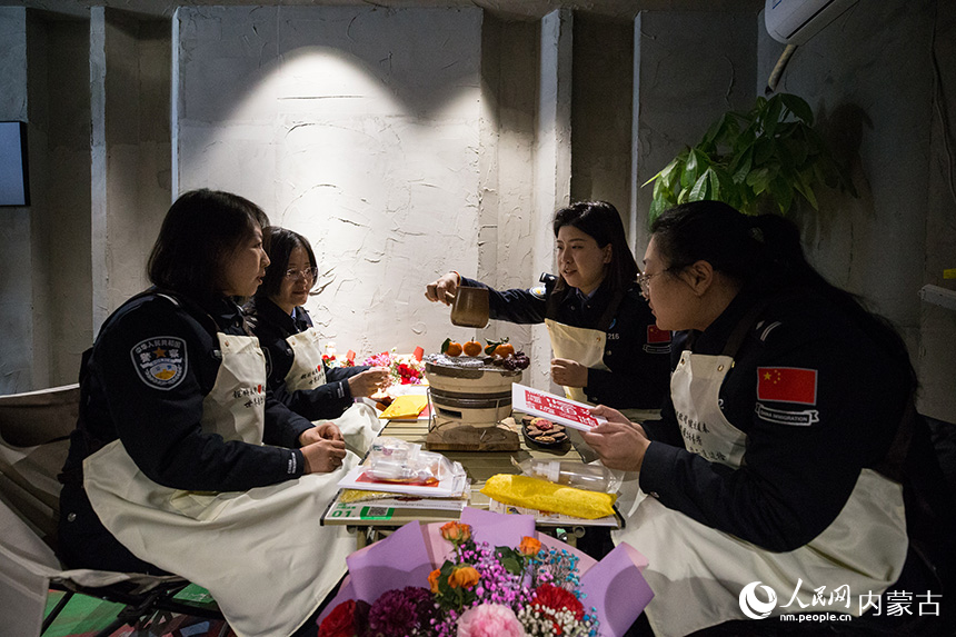 女民警圍爐煮茶,放松身心。郭鵬杰攝