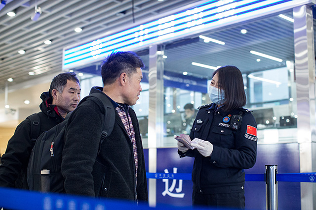 圖1：2024年3月7日，斯琴為出入境旅客提供通關咨詢。