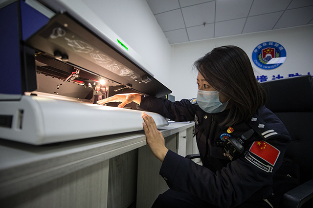 斯琴正在進行證件研究。郭鵬杰攝