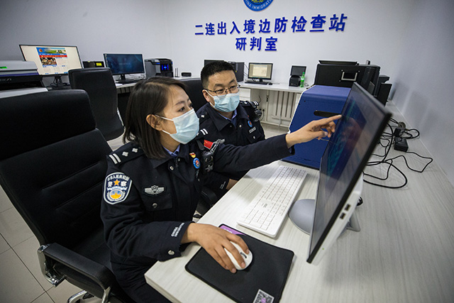 斯琴和同事探討最新證研動態。郭鵬杰攝