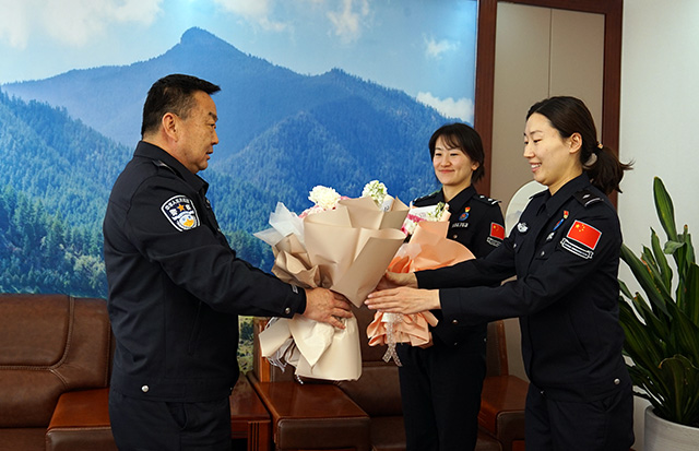 向女警贈送美麗的花束。段繼強攝
