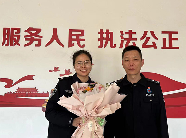 為口岸一線女民警送上節日的鮮花。李博揚攝