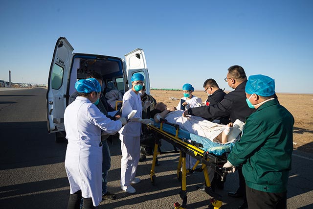 二連出入境邊防檢查站移民管理警察對入境患者進行人證對照。