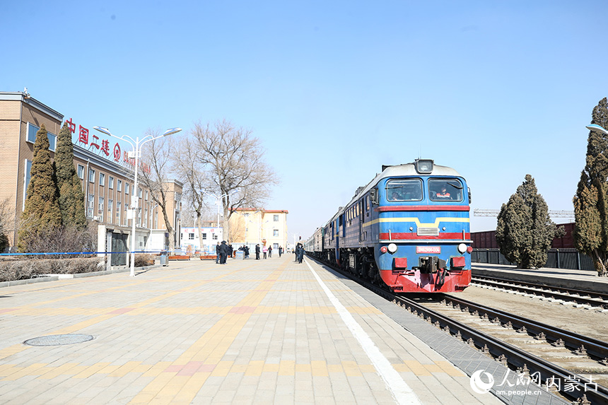 682次國際旅客列車駛入二連浩特鐵路口岸。郭鵬杰攝