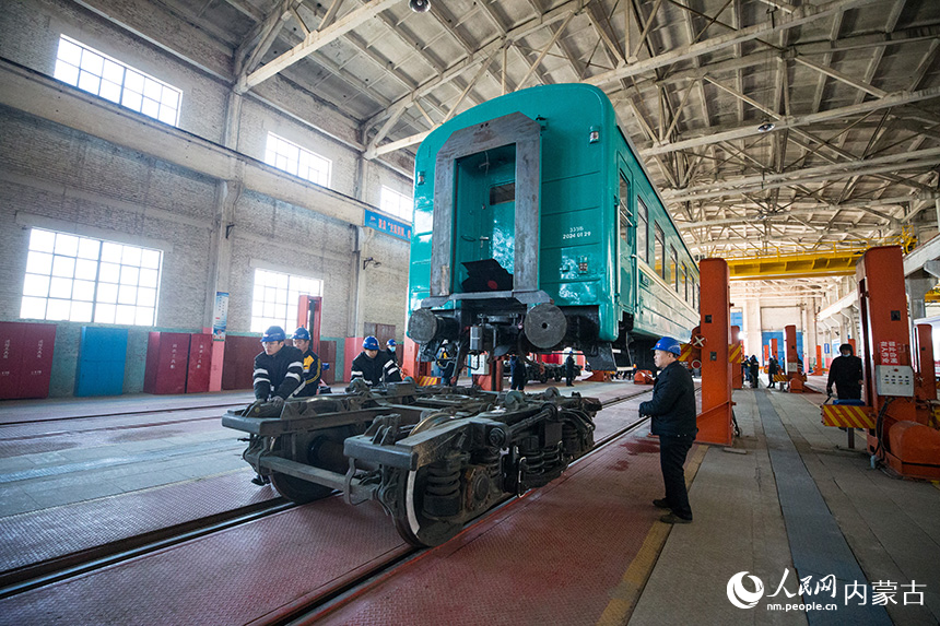 烏蘭巴托開往呼和浩特的國際旅客列車在換輪場更換轉向架。郭鵬杰攝