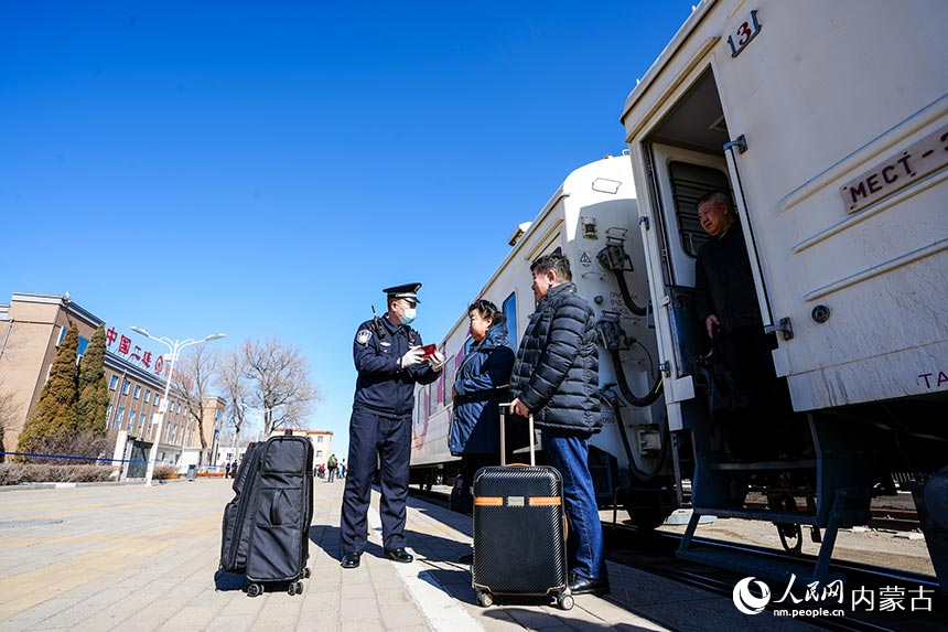 二連出入境邊防檢查站移民管理警察為旅客提供通關(guān)咨詢。楊金燁攝