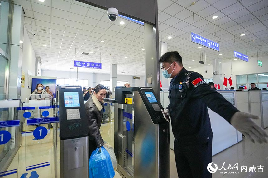 二連出入境邊防檢查站移民管理警察為旅客辦理通關手續。楊金燁攝