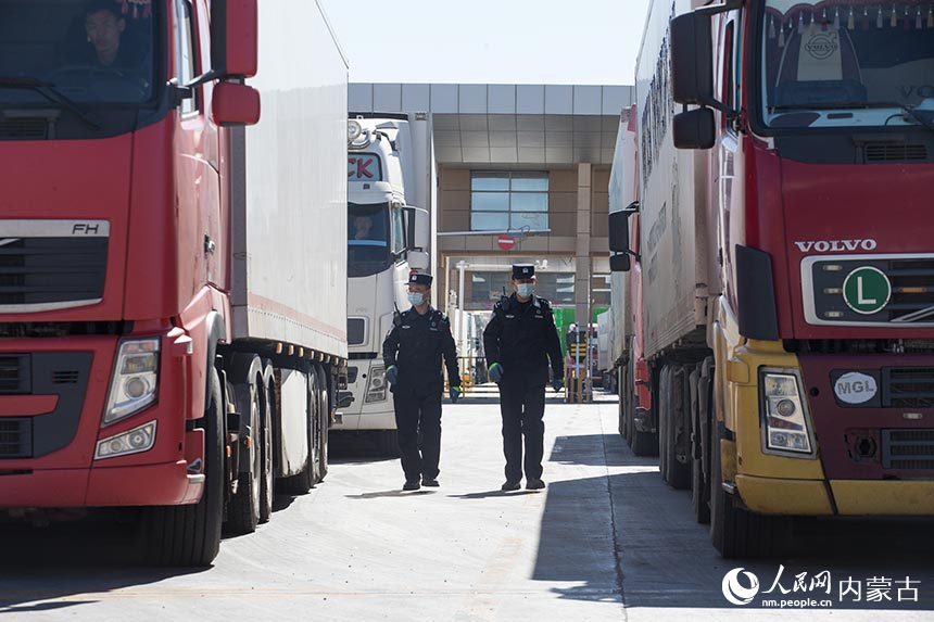 二連出入境邊防檢查站移民管理警察查驗出境貨車。楊金燁攝