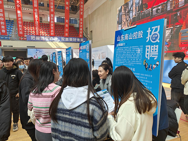 企業工作人員向求職高校生介紹崗位要求、薪資待遇。