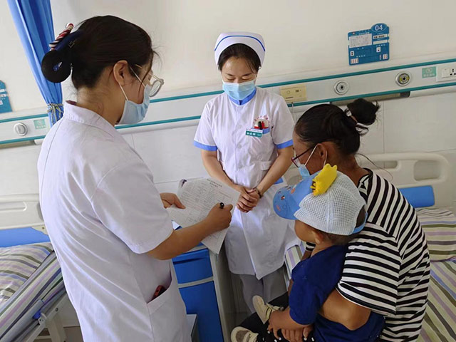 護(hù)士為患者進(jìn)行出院床旁結(jié)算，并介紹醫(yī)保政策。