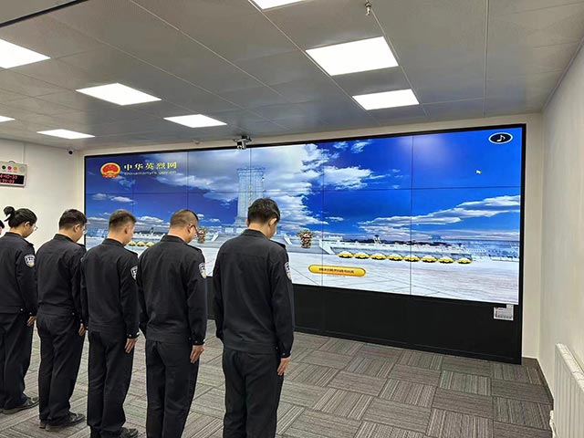 民警們組織祭奠儀式。王萬虎攝