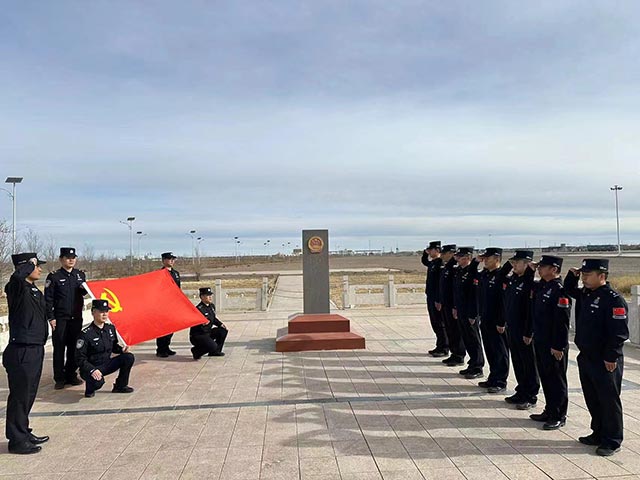 民警們組織重溫入黨誓詞活動。趙芮攝