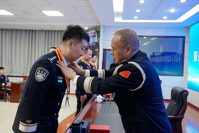 向民警代表授予紀念章。張偉攝