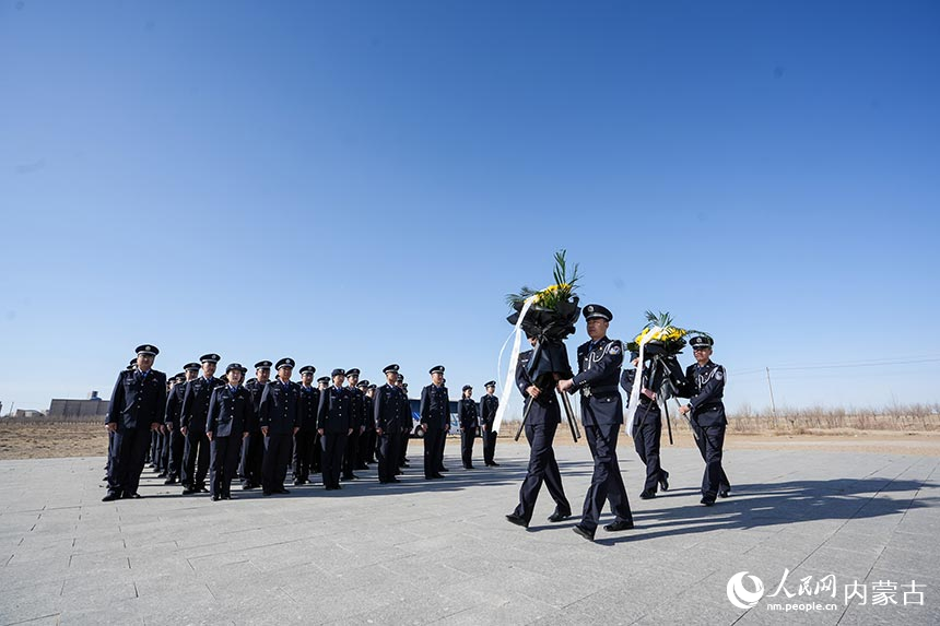 二連出入境邊防檢查站移民管理警察向革命烈士紀念碑敬獻花籃。郭鵬杰攝
