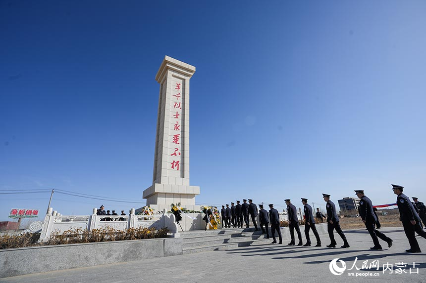 二連出入境邊防檢查站移民管理警察瞻仰革命烈士紀念碑。郭鵬杰攝