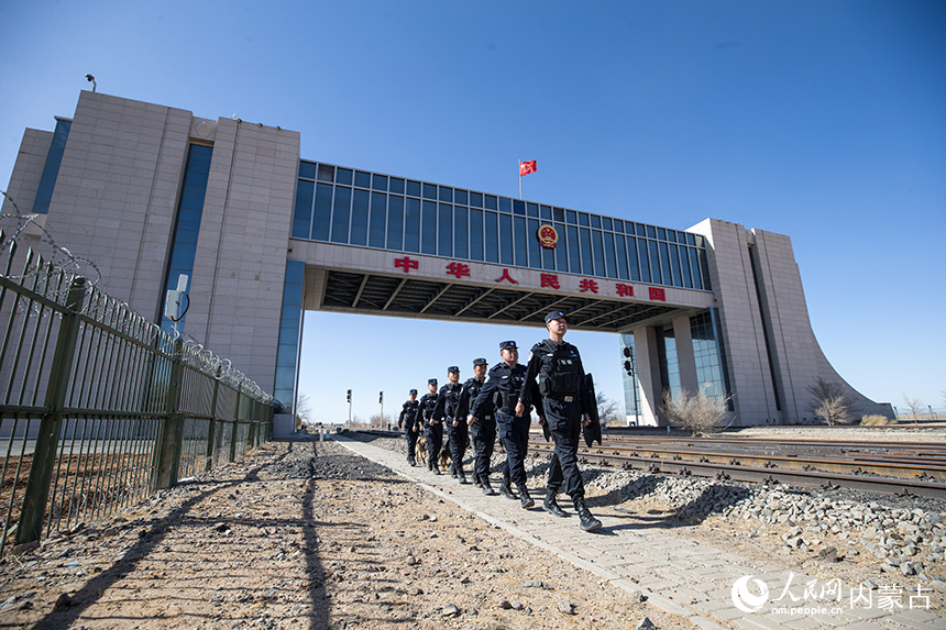 警犬訓導員帶犬對口岸限定區(qū)域進行巡邏踏查。郭鵬杰攝