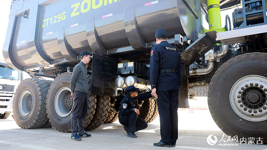 滿洲里邊檢站民警對車體進行檢查。李發(fā)春攝