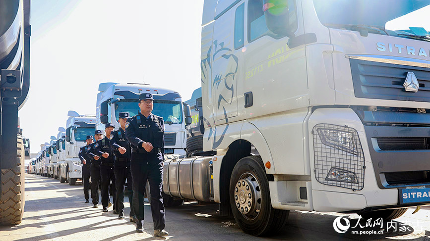 滿洲里邊檢站民警對貨車停靠間隙進行巡檢。李發春攝