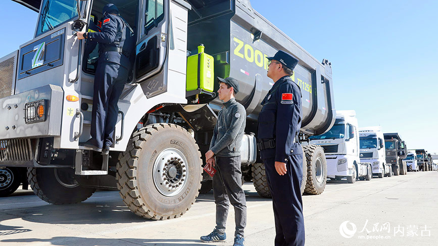 滿洲里邊檢站民警對駕駛室進行檢查。李發(fā)春攝
