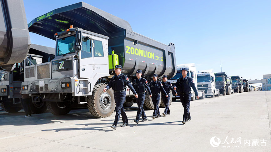 滿洲里邊檢站民警在公路口岸進(jìn)行巡檢。李發(fā)春攝