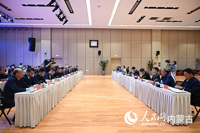 “政策落地進商會 直達快享惠民企”新能源專場活動現場，相關單位圍繞企業關切進行政策解讀。人民網記者 劉藝琳攝