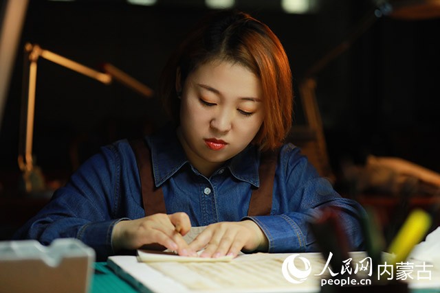 修復古籍。人民網記者 齊浩男攝