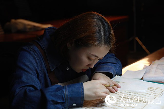 進行古籍修復。人民網記者 齊浩男攝