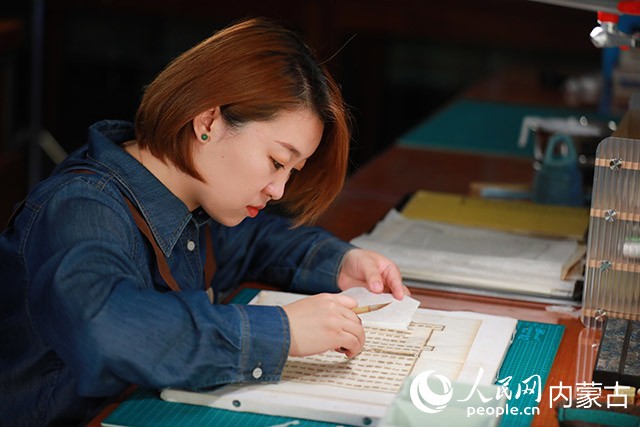 專注與耐心是從事古籍修復工作必不可少的前提。人民網記者 齊浩男攝