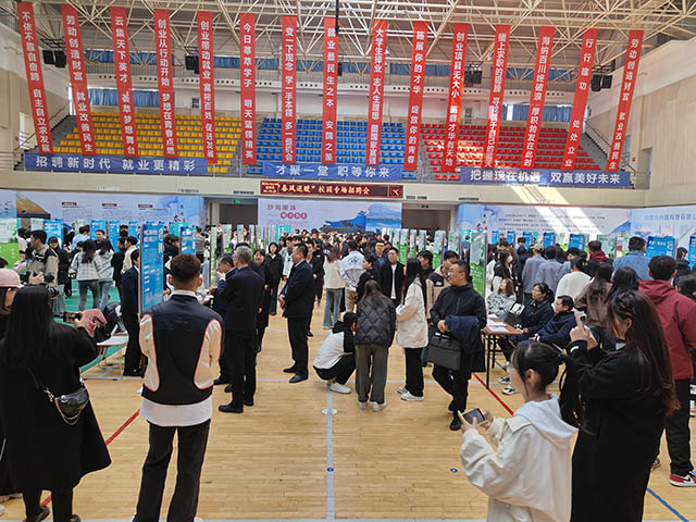 奈曼旗人民政府聯(lián)合通遼職業(yè)學(xué)院舉辦2024年校園專場(chǎng)招聘會(huì)。劉小雷攝