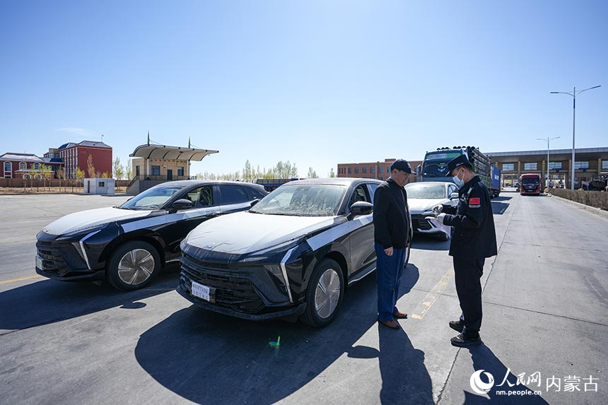 二連出入境邊防檢查站移民管理警察快速驗放出口商品車。郭鵬杰攝