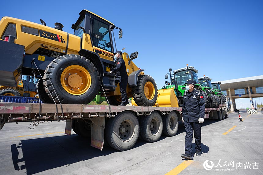 二連出入境邊防檢查站移民管理警察對通關車輛進行邊防檢查。郭鵬杰攝