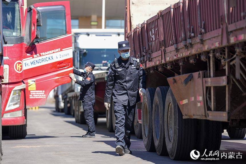 二連出入境邊防檢查站移民管理警察對通關車輛進行邊防檢查。郭鵬杰攝