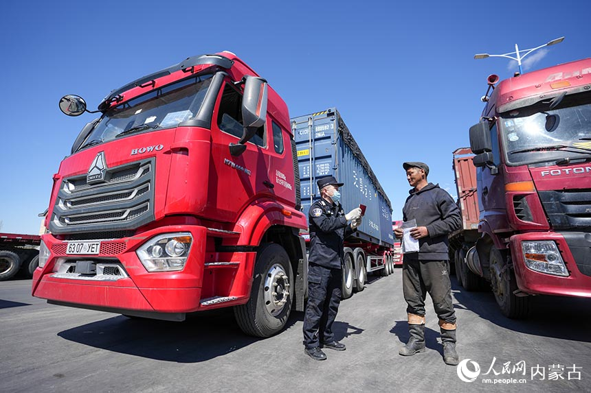 二連出入境邊防檢查站移民管理警察為貨車司機(jī)辦理通關(guān)手續(xù)。郭鵬杰攝