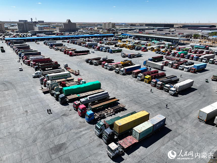 二連浩特環(huán)宇物流園區(qū)內等待裝載貨物的車輛。郭鵬杰攝