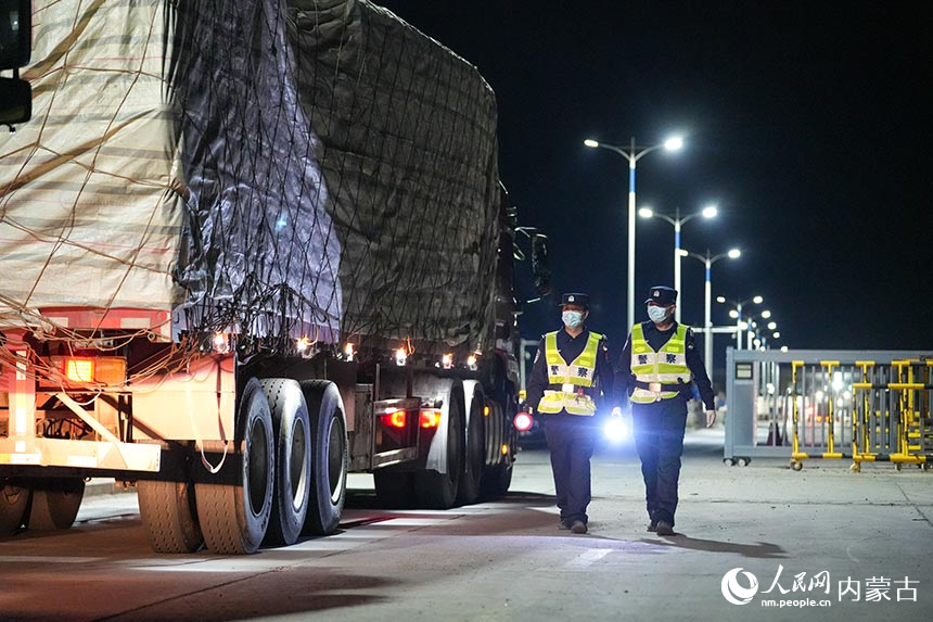 二連出入境邊防檢查站移民管理警察正在對出境貨車進行車體檢查。郭鵬杰攝