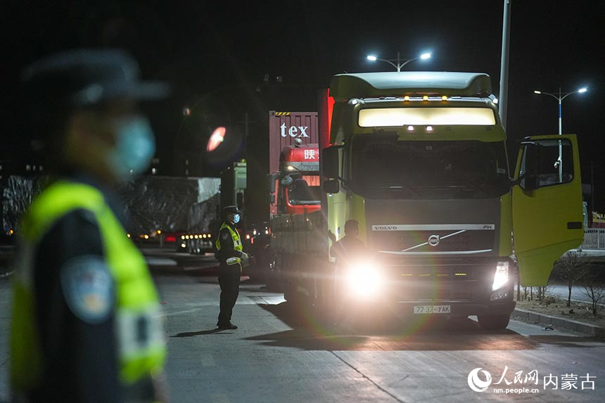 二連出入境邊防檢查站移民管理警察正在對(duì)出境貨車進(jìn)行車體檢查。郭鵬杰攝