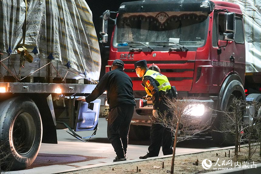 二連出入境邊防檢查站移民管理警察正在對(duì)出境貨車進(jìn)行車體檢查。郭鵬杰攝
