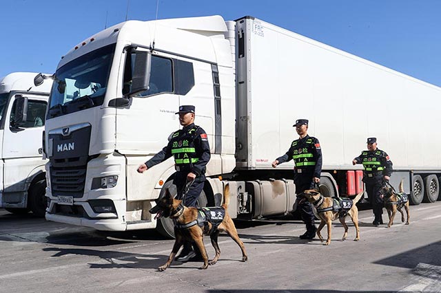 滿洲里邊檢站民警攜犬在公路口岸巡查。李發(fā)春攝